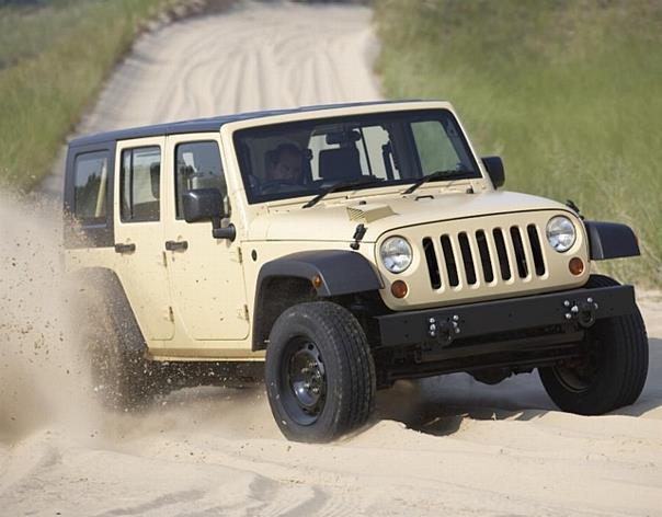 Chrysler LLC zeigte das Mehrzweckfahrzeug Jeep J8 auf der DSEi-Militär-Handelsmesse 2007 (Defence Systems & Equipment International) und stellte das legendäre Fahrzeug erneut zur Einberufung in den aktiven Militärdienst zur Verfügung.